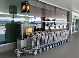 Carrito de equipaje en aeropuerto