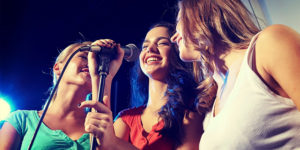 Chicas cantando en una fiesta