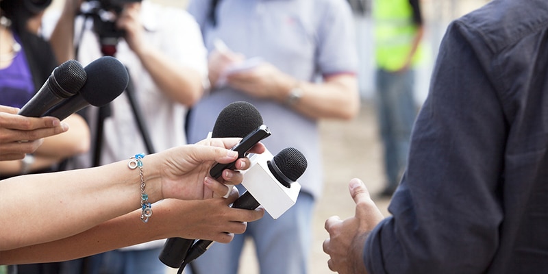 Reporteros entrevistando a una persona